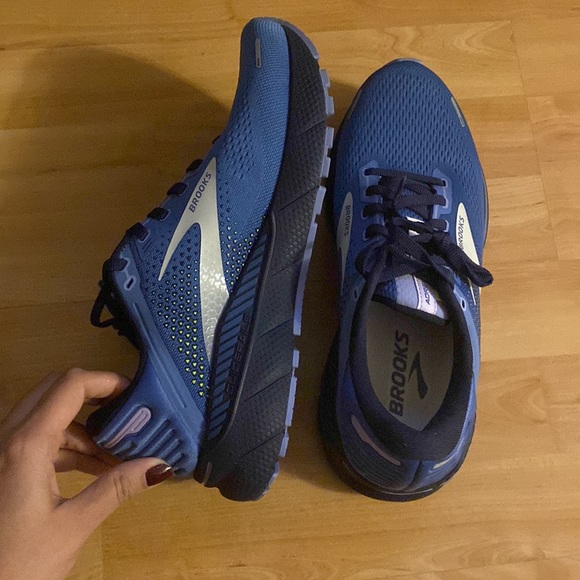 Brooks running shoes - Picture 2 of 5